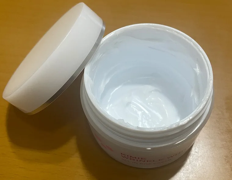 開封したキミエリンクルホワイトのクリーム
