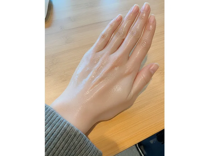 手の甲に塗ったクリームの使用イメージ